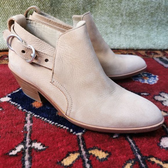 Tan suede bootie - Picture 8 of 9